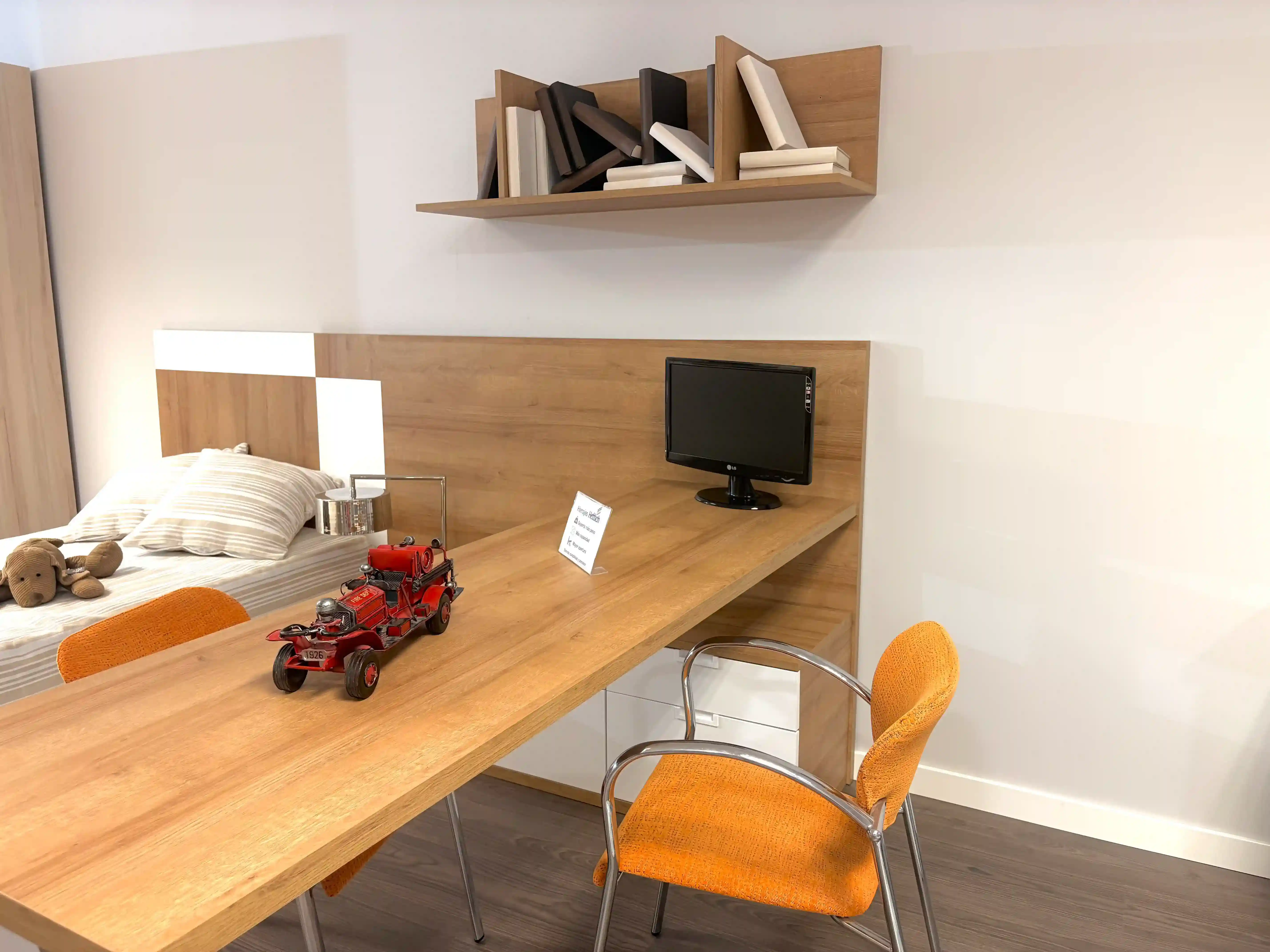 Imagen del producto Dormitorio Juvenil Funcional en Madera Natural y Blanco