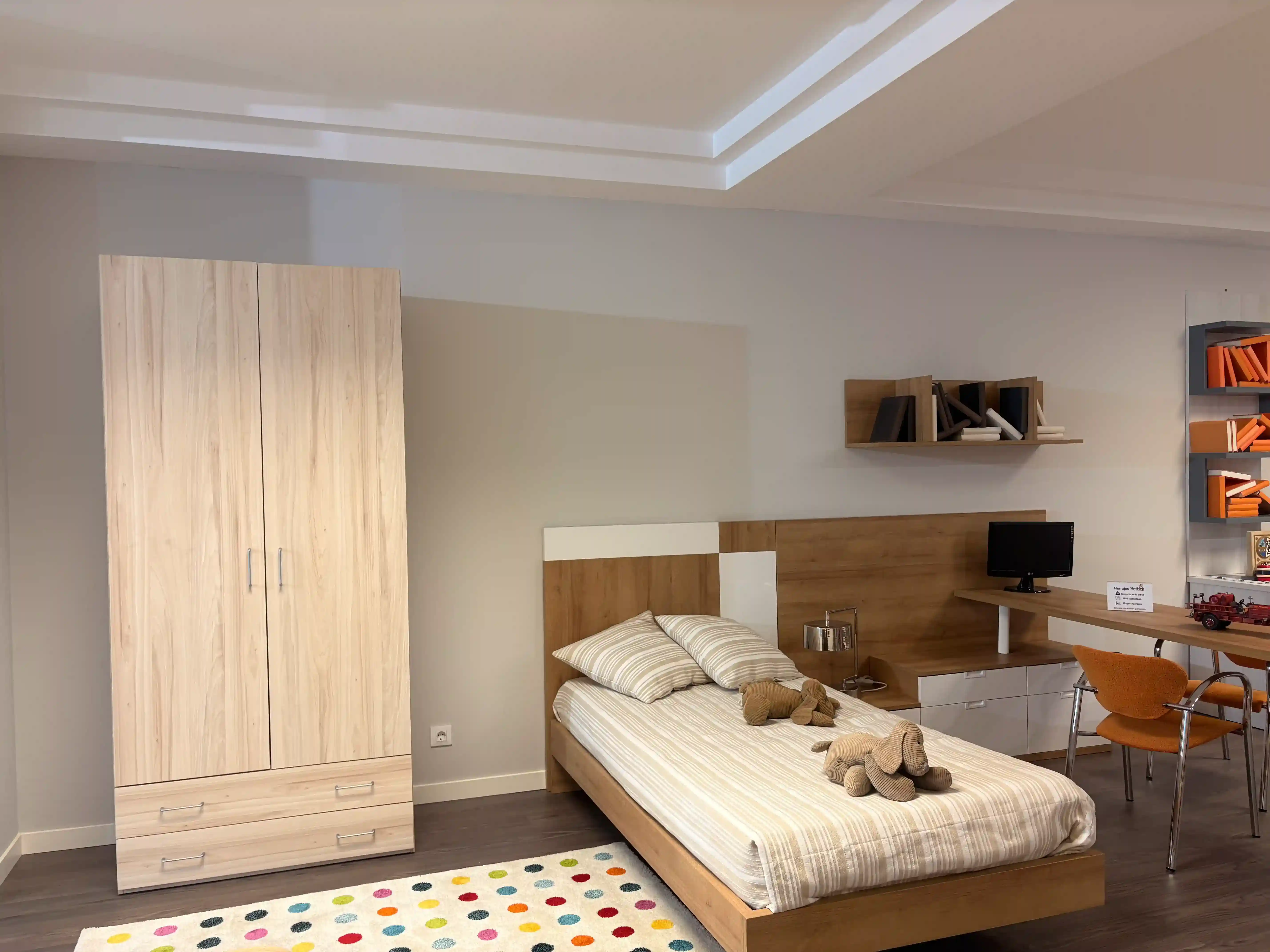 Imagen del producto Dormitorio Juvenil Funcional en Madera Natural y Blanco