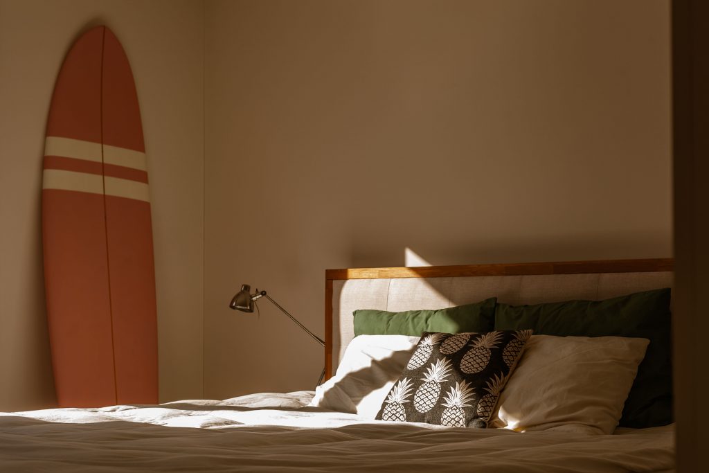 bedroom with surfboard 2023 01 05 02 10 26 utc