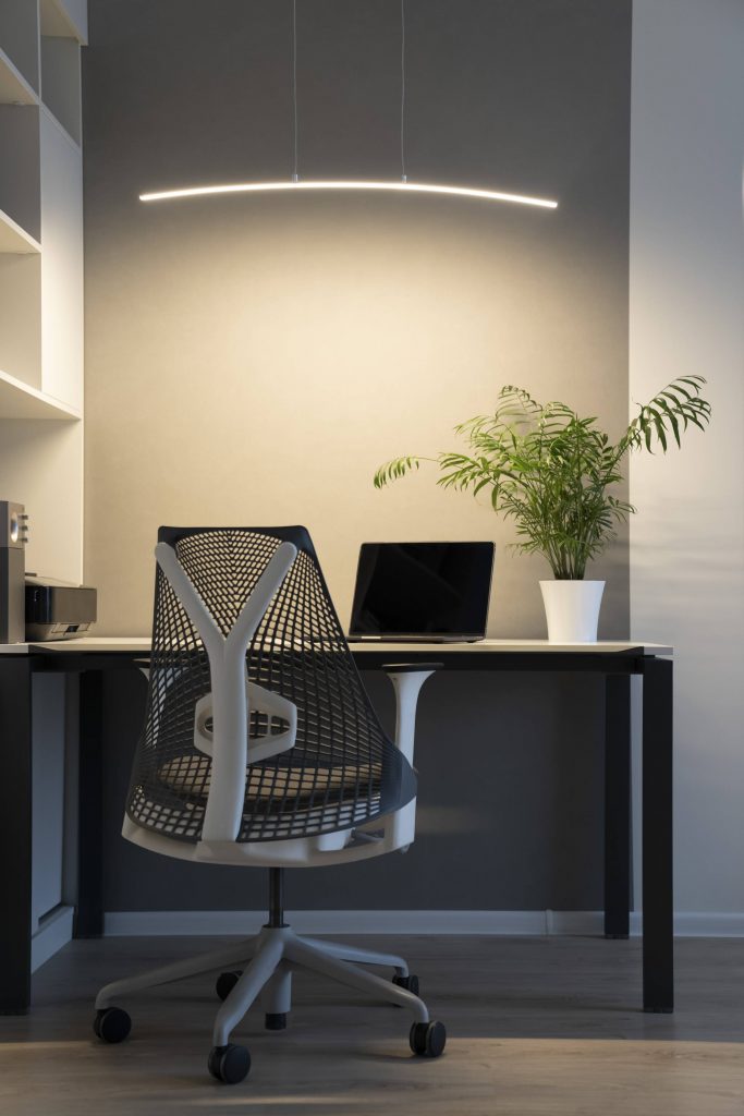 company office corner with a modern desk orthopedi KFG6NX5 1